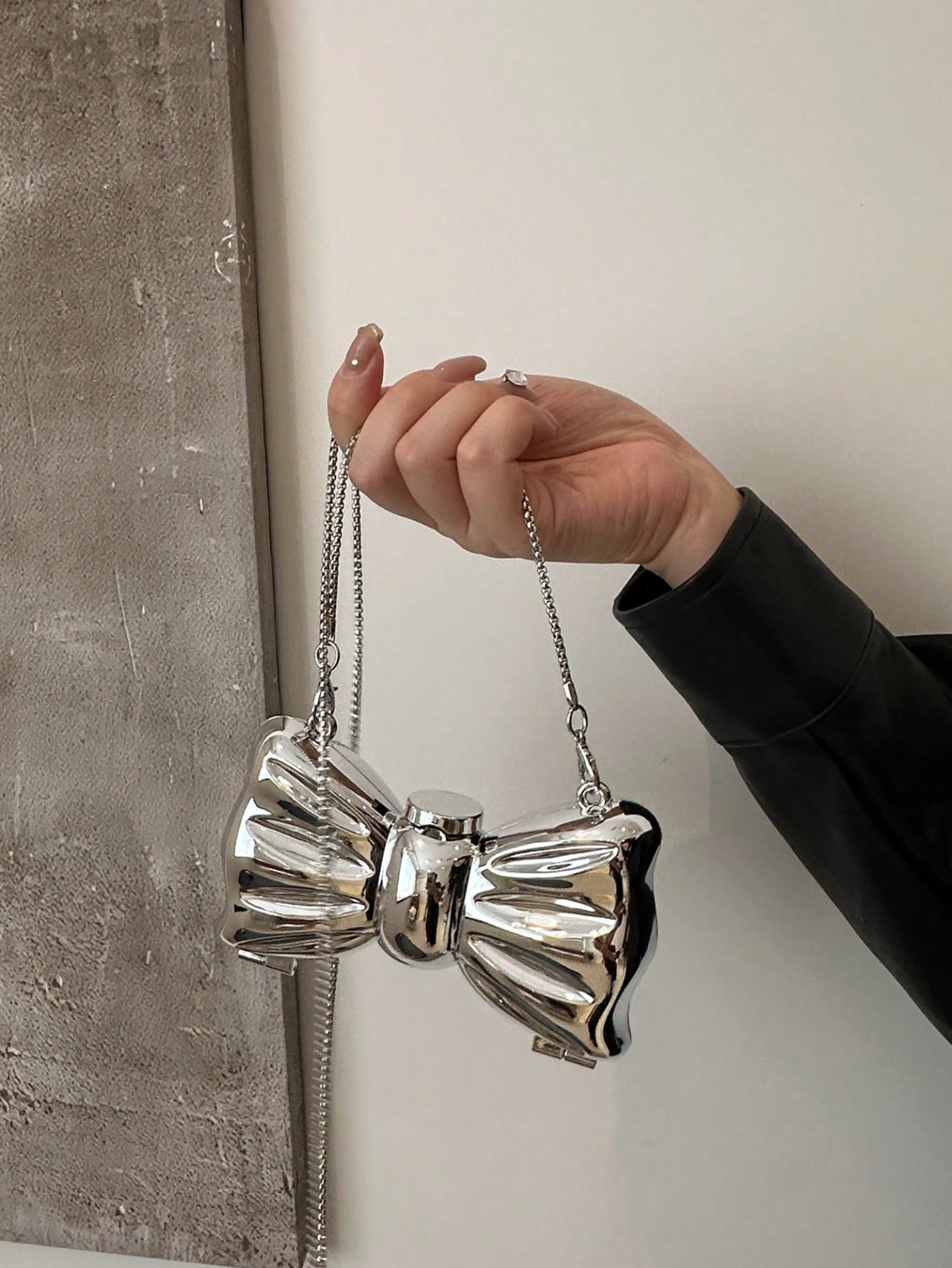 Mała, błyszcząca torebka typu  – Tie Clip Silver recenzja i cena