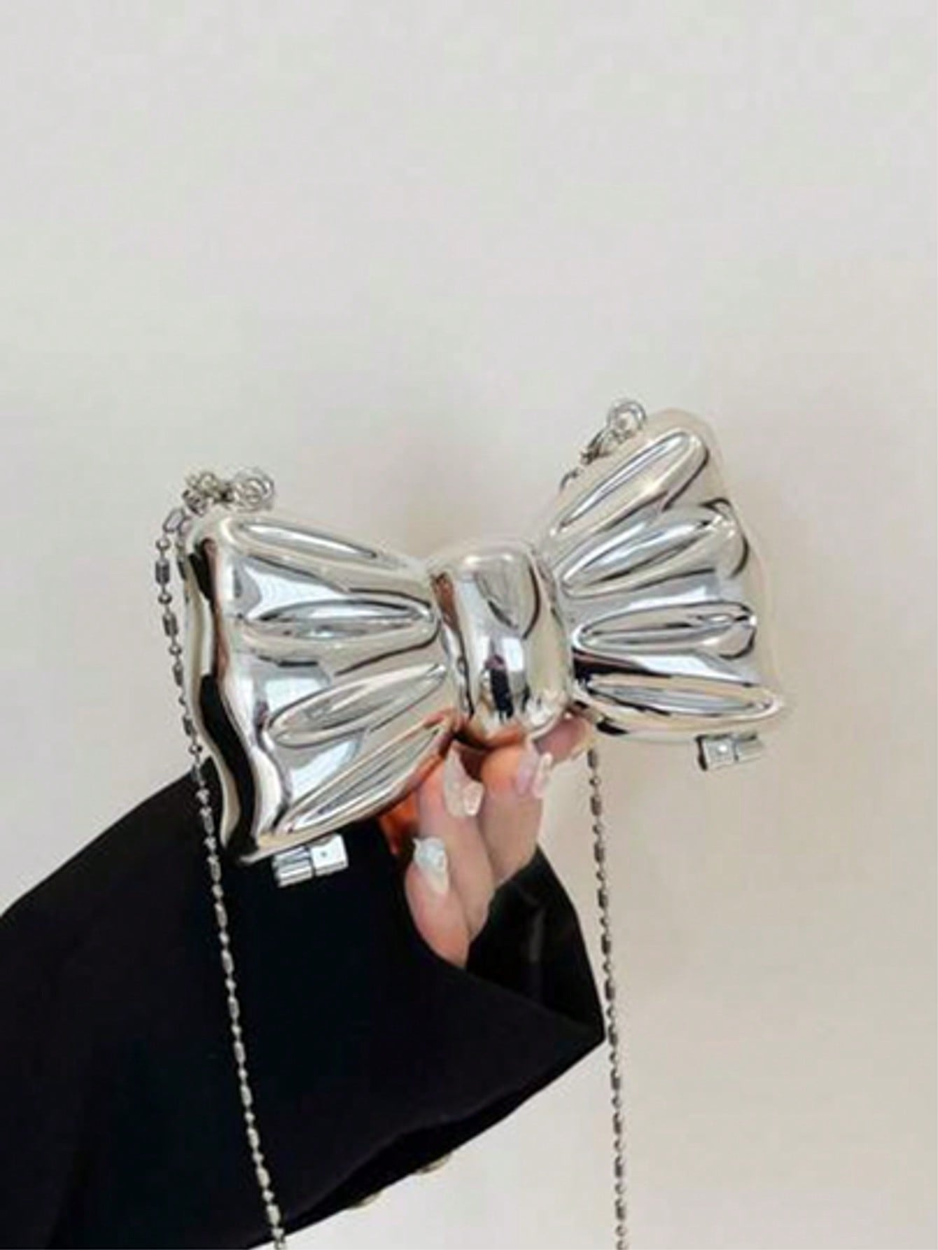 Mała, błyszcząca torebka typu  – Tie Clip Silver recenzja i cena