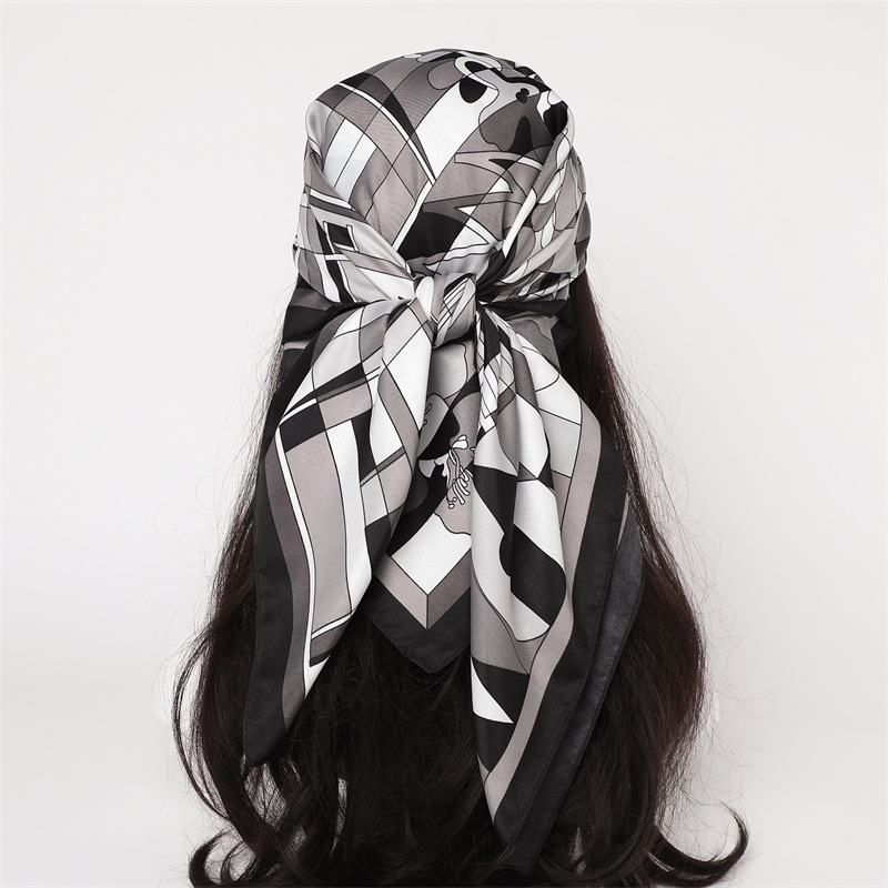 Jedwabna apaszka damska w krat – Scarf Silk Square recenzja i cena
